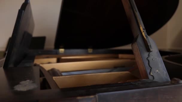 Παλιό Πιάνο Στο Πρωινό Φως Του Ήλιου — Αρχείο Βίντεο