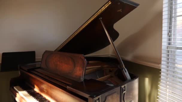 清晨阳光下的老钢琴 — 图库视频影像