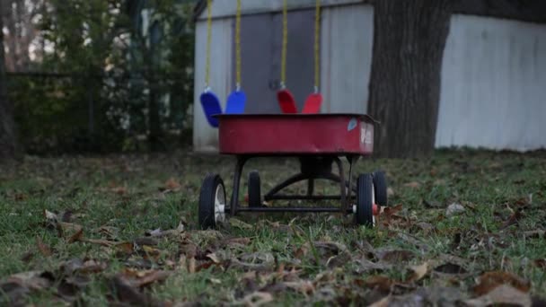 秋の庭の子供のおもちゃワゴン — ストック動画