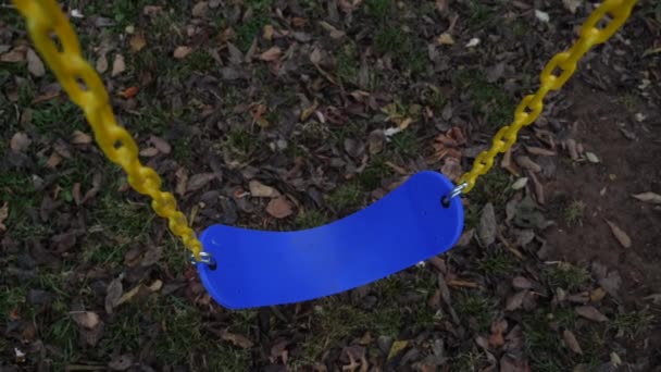 Blue Swing Hanging Yellow Chain — Vídeo de stock