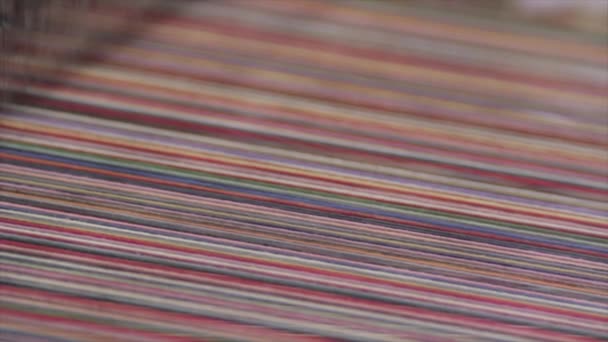 Corda Colorida Uma Máquina Tecelagem Como Tapete Está Sendo Tecido — Vídeo de Stock