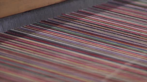 敷物として機織り機のカラフルな文字列が織られています — ストック動画