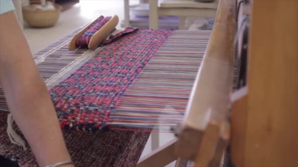 艺术家在织布机上织了一条色彩艳丽的毛毯 — 图库视频影像