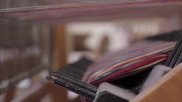 织布机上正在织成色彩艳丽的地毯 — 图库视频影像