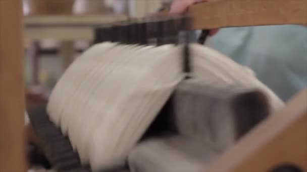 Halı Battaniye Yapmak Için Tezgahta Dönen Beyaz Iplik — Stok video
