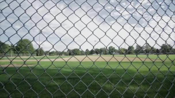 Üres Magányos Baseball Pálya Egy Láncszem Kerítésen Keresztül — Stock videók