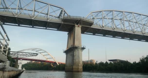 Pedestrian Bridge Leading Downtown Nashville Cumberland River — Vídeo de stock