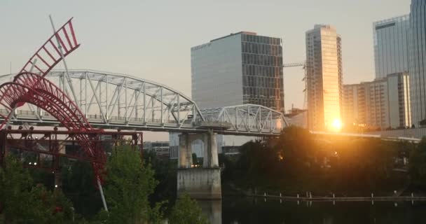 Pedestrian Bridge Leading Downtown Nashville Cumberland River — Αρχείο Βίντεο