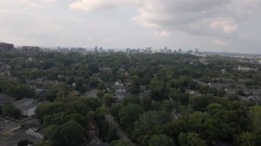 Nashville şehrinin gökyüzü manzarası yerleşim yerinin yukarısından