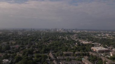 Uzun yeşil ağaçlarla çevrili huzurlu bir banliyö bölgesinin genel perspektifi