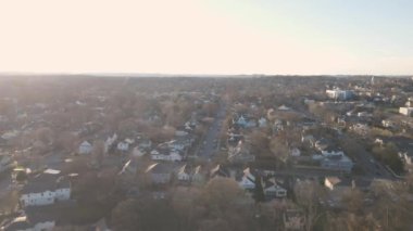 Kenar mahallelerdeki evler ve ağaçların insansız hava aracı görüntüsü yerleşim yerlerindeki caddelerde.
