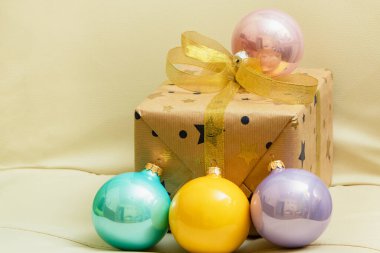 Hediyeler ve oyuncaklarla dolu bir Noel. Noel arkaplanı