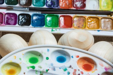 Çuval bezinde yatan paskalya yumurtalarının en üst görüntüsü. Palet boyalı