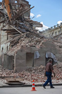 Kharkiv, Ukrayna - 13 Mayıs 2011: Binanın yıkılması. Kazı makinesi eski evi dağıtıyor. İnşaat için yer açıyorum.