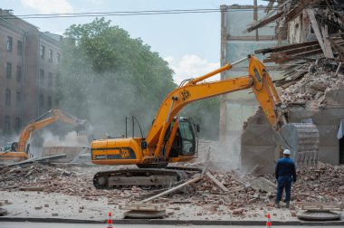 Kharkiv, Ukrayna - 13 Mayıs 2011: Binanın yıkılması. Kazı makinesi eski evi dağıtıyor. İnşaat için yer açıyorum.