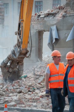 Kharkiv, Ukrayna - 13 Mayıs 2011: Binanın yıkılması. Kazı makinesi eski evi dağıtıyor. İnşaat için yer açıyorum.