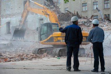 Kharkiv, Ukrayna - 13 Mayıs 2011: Binanın yıkılması. Kazı makinesi eski evi dağıtıyor. İnşaat için yer açıyorum.