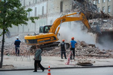 Kharkiv, Ukrayna - 13 Mayıs 2011: Binanın yıkılması. Kazı makinesi eski evi dağıtıyor. İnşaat için yer açıyorum.