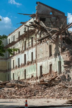 Binanın yıkımı. Yeni bina inşaatı için yer açılıyor.