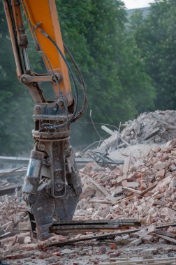 Binanın yıkımı. Kazıcı eski evi yıkıyor. Yeni bina inşaatı için yer açılıyor.