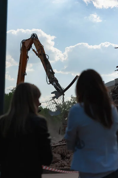 Χάρκοβο Ουκρανία Μαΐου 2011 Δύο Κορίτσια Παρακολουθούν Διάλυση Του Κτιρίου — Φωτογραφία Αρχείου