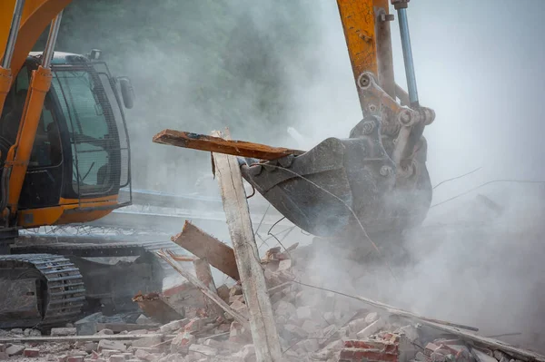 Abriss Des Gebäudes Bagger Bricht Altes Haus Auf Freigabe Von — Stockfoto