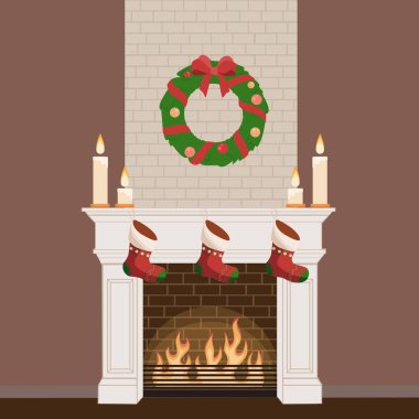 Hediyeler, mumlar ve çelenkler için çoraplı Noel şöminesi. 