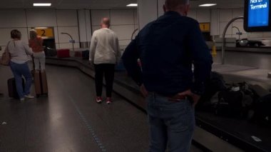 Gatwick Havaalanı. UK- 10.23.2022. Bagajlarını geri almak için gelen yolcular..