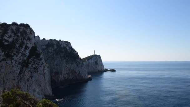 島の岬の崖の上に建てられた灯台のショットのズーム — ストック動画