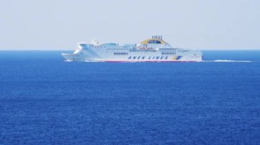 Lefkada adası. Yunanistan... 10.21.2022. Feribotla giden bir okyanus, açık denizde yelken açan bir yolcu gemisi..