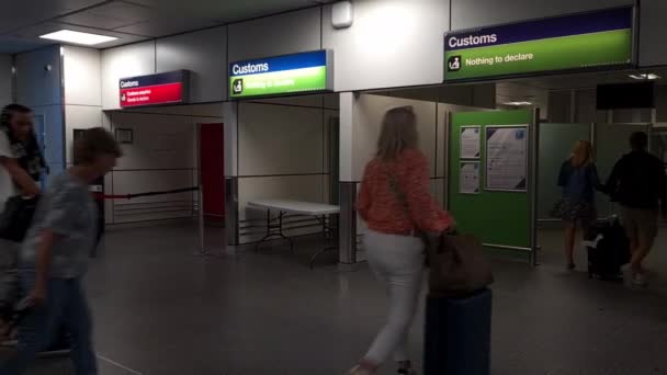 Flughafen Gatwick 2022 Ankommende Passagiere Bei Der Einreise Die Zollbehörde — Stockvideo