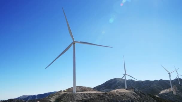 Ряд Вітрових Турбін Вітроелектростанції Розташованої Вершині Гори — стокове відео