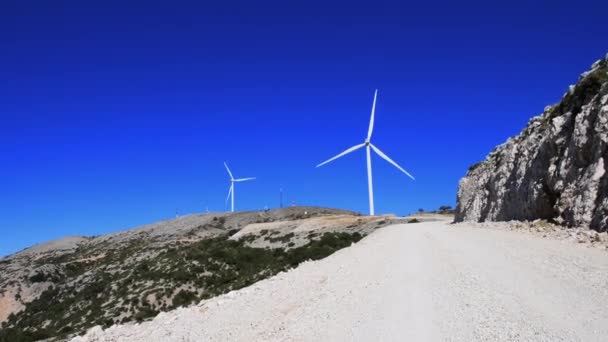Вітрові Турбіни Вітроелектростанції Розташовані Вершині Гори — стокове відео