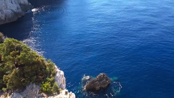 島の岬の崖の上に建てられた灯台の傾斜上昇ショット — ストック動画