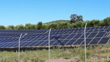 Tarım arazileri güneş enerjisi hasadına dönüştürüldü. Bir güneş çiftliği.