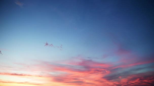 Hintergrund Eines Wunderschönen Sonnenuntergangshimmels Mit Bunten Wolken — Stockvideo