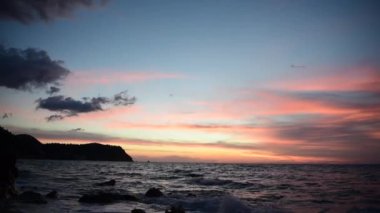 Denizde altın bir günbatımının çekimleri.