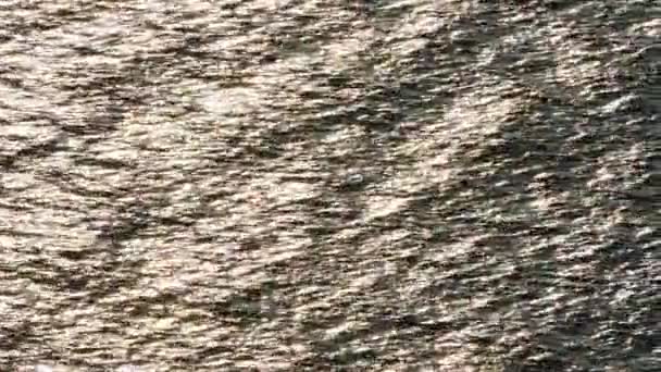 Ein Hintergrund Der Plätschernden Textur Der Ozeanwellen Unter Der Späten — Stockvideo