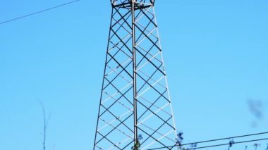 Elektrik iletim kulesine yakın çekim.,