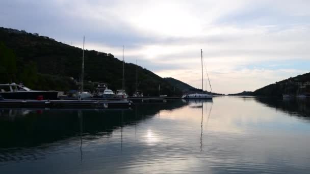 希腊莱夫卡达岛西沃塔湾的一盘日出 天空乌云密布 平静的水面上闪烁着金色的光芒 — 图库视频影像