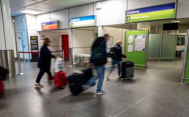 Gatwick Havaalanı. UK- 10.23.2022. Birleşik Krallık Gümrük İlan Kanalı 'na giriş yapan yolcular.