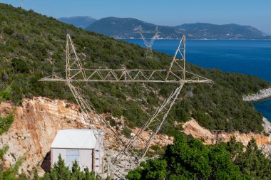 Elektrik iletim kulesi, deniz kenarındaki sütunlar..