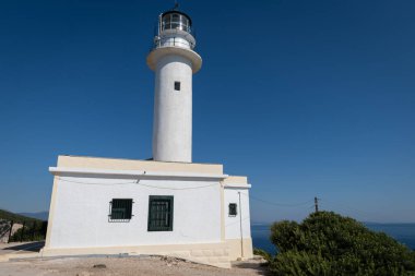 Beyaz bir deniz fenerinin yakın görüntüsü