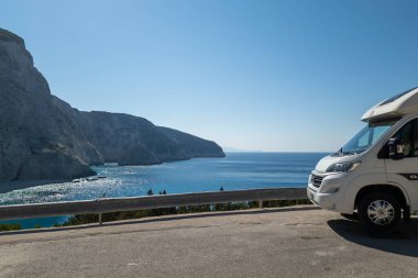 Lefkada adası. Yunanistan... 10.21.2022. Bir karavan, Porto Katsiki plajı manzaralı bir karavan..