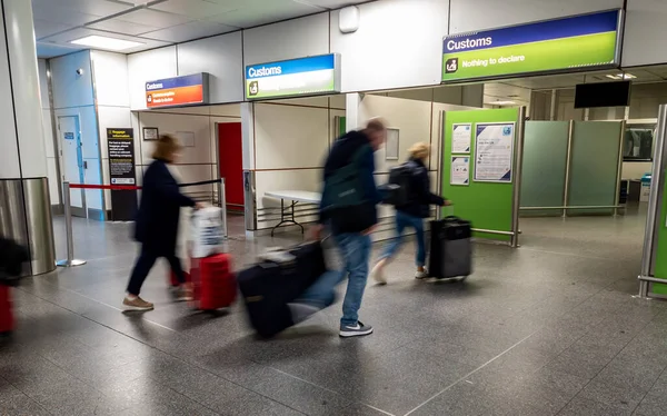 Gatwick Airport 2022 Arriving Passengers Entering Nothing Declare Channel Customs — Stock Photo, Image