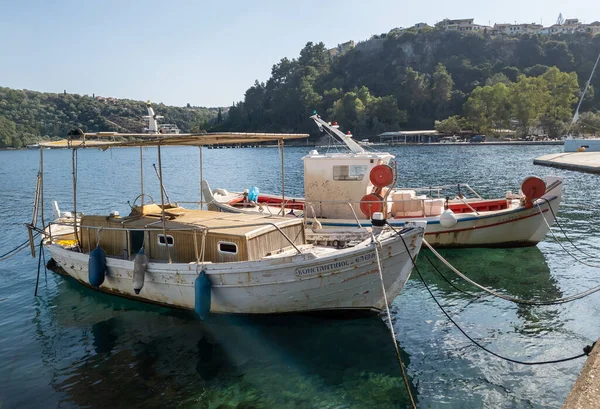 Ostrov Meganisi Řecko 2022 Tradiční Dřevěná Řecká Rybářská Loď Kotvící — Stock fotografie