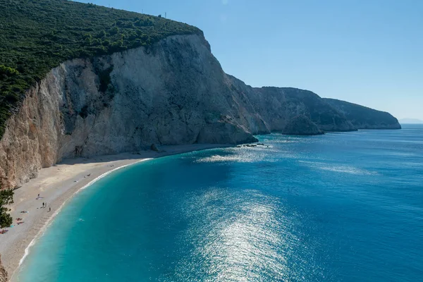 ギリシャのレフカダ島 ポルト カツィキの一般的なビュー 劇的な崖の下の透明な海と砂浜を示す — ストック写真
