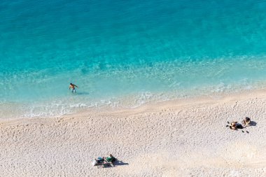 Porto Katsiki. Lefkada. Yunanistan... 10.21.2022. Turistler bu güzel sahilde güneşli ekim güneşinin ve temiz suyun tadını çıkarıyorlar..