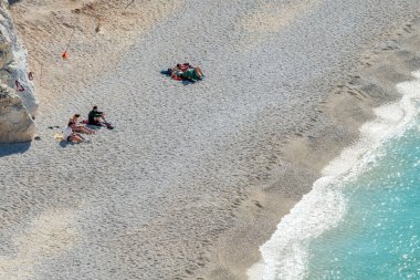 Porto Katsiki. Lefkada. Yunanistan... 10.21.2022. Turistler bu güzel sahilde güneşli ekim güneşinin ve temiz suyun tadını çıkarıyorlar..