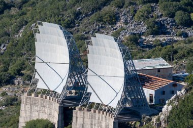 Dağların tepesinde eski terk edilmiş bir radar istasyonu..
